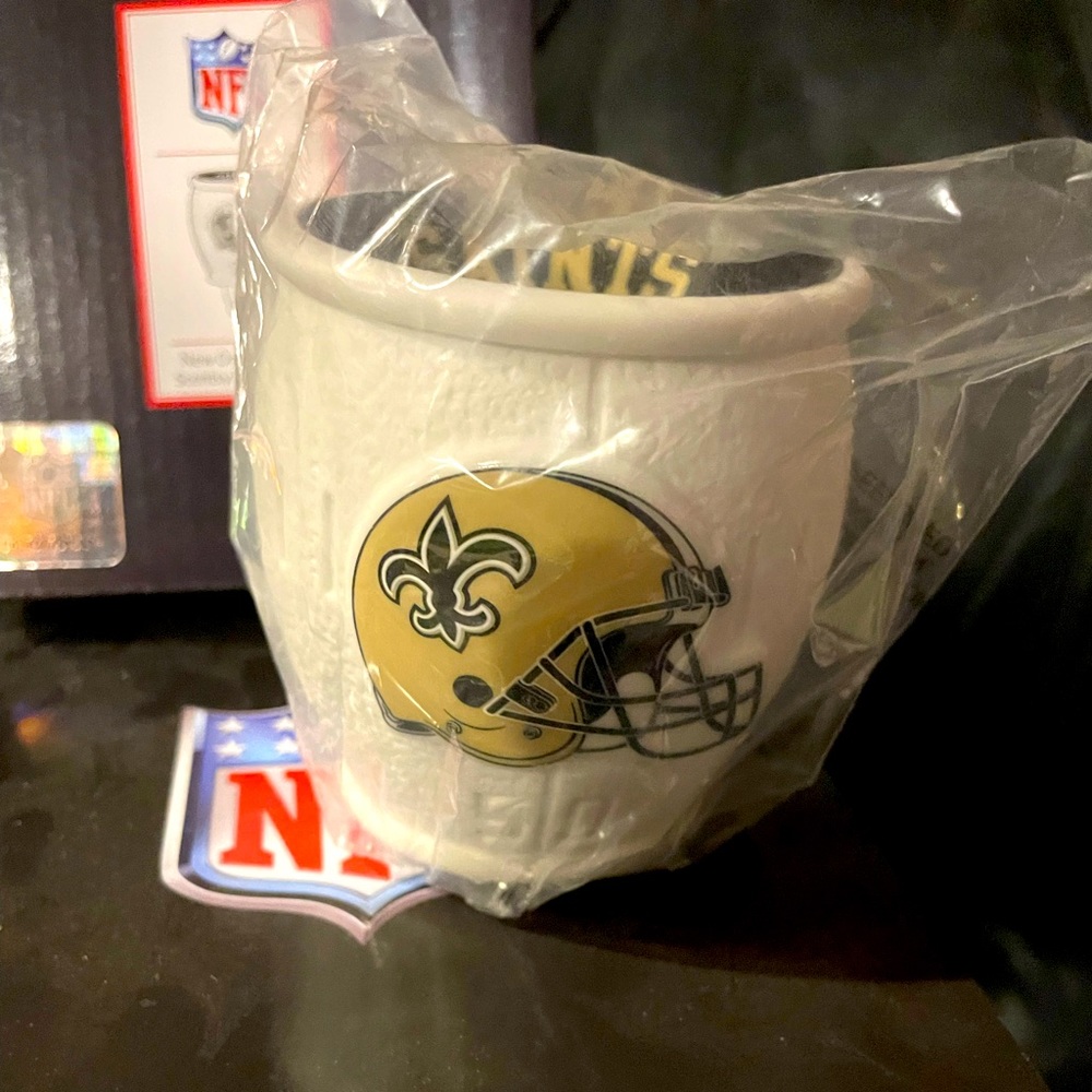NFL Saints Scentsys. 2 sizes…Large and bathroom plugin